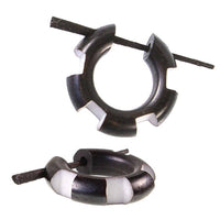Load image into Gallery viewer, Horn Pin-Ohrringe schwarz 14 mm Kerben breit weiß Creolen Holz Pin handgeschnitzt - chic-net.de

