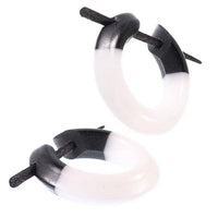 Load image into Gallery viewer, Horn Pin-Ohrringe weiß Enden schwarz Creolen Holz Pin 14 mm handgeschnitzt - chic-net.de
