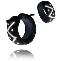 Load image into Gallery viewer, Horn Pin-Ohrringe Zick Zack Punkte weiß schwarz Bone Inlay Pin-Creolen Horn Pin 14 mm - chic-net.de
