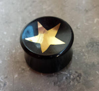 Load image into Gallery viewer, Horn Plug Stern Inlay metallic gold schwarz Expander Handarbeit Flesh Tunnel - chic-net.de
