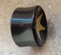 Load image into Gallery viewer, Horn Plug Stern Inlay metallic gold schwarz Expander Handarbeit Flesh Tunnel - chic-net.de
