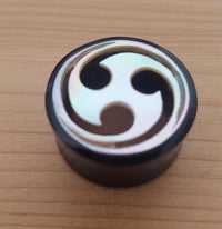 Load image into Gallery viewer, Horn Plug Tunnel Perlmutt Tomoe Inlay weiß double flared - chic-net.de
