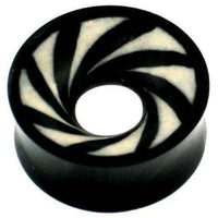 Load image into Gallery viewer, Horn Tunnel schwarz mit Spiral Muster weiß schwarz handgeschnitzt Tribal Buffalo Plug Ohrstecker - chic-net.de
