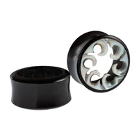 Cargar imagen en el visor de la galería, Horn Tunnel Waves handgeschnitzt Perlmutt Flesh Plug weiß schwarz Expander - chic-net.de
