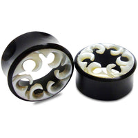 Cargar imagen en el visor de la galería, Horn Tunnel Waves handgeschnitzt Perlmutt Flesh Plug weiß schwarz Expander - chic-net.de
