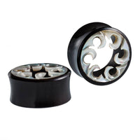 Cargar imagen en el visor de la galería, Horn Tunnel Waves handgeschnitzt Perlmutt Flesh Plug weiß schwarz Expander - chic-net.de
