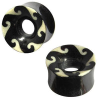 Load image into Gallery viewer, Horn Tunnel Wellen Bone Inlay schwarz weiß Tribal Buffalo Horntunnel Büffelhorn Plug Ohrstecker Expander - chic-net.de
