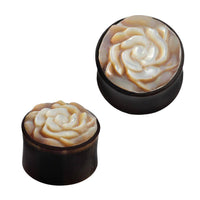 Cargar imagen en el visor de la galería, Hornplug Perlmutt Horn Rose handgeschnitzt schillernd Tunnel Plug weiß Expander - chic-net.de
