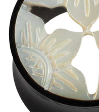 Cargar imagen en el visor de la galería, Horntunnel Perlmutt Horn Flowers geschnitzt schillernd Tunnel Plug weiß Expander - chic-net.de

