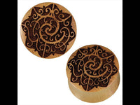 Load image into Gallery viewer, Jackfrucht Holz Plug Handgeschnitzter braun gelb feine Ornamente Tribal Expander - chic-net.de
