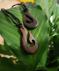 Load image into Gallery viewer, Kette Holz Hei Matau Angelhaken Anhänger verstellbar - chic-net.de
