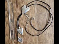 Load image into Gallery viewer, Kette Kautschuk-Band schwarz Anhänger Messing Herzen unregelmäßige Form 76-82 cm - chic-net.de
