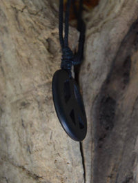 Load image into Gallery viewer, Kette Sono Holz Peace Anhänger schwarz 3,3 cm verstellbar Baumwollkette - chic-net.de
