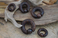 Load image into Gallery viewer, Klemmkugel Ring Narraholz Piercing Labyrinth Gravur - chic-net.de
