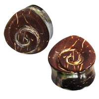 Cargar imagen en el visor de la galería, Kokosholz Plug Tropfen dunkelbraun Spirale eingraviert Holzplug handgeschnitzt Tribal Tunnel Expander - chic-net.de
