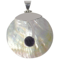 Load image into Gallery viewer, kreisrunder Perlmutt-Anhänger,Damenanhänger mit 925er Sterlingsilber mit schwarzem Schmuckstein in der Mitte - chic-net.de

