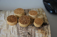 Cargar imagen en el visor de la galería, Krokodil Holz Plug Kreuz Blume hell double flared - chic-net.de
