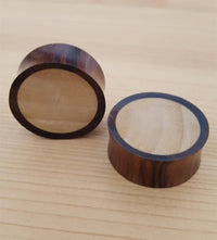 Load image into Gallery viewer, Krokodilholz dreifarbig Holz Plug handgeschnitzt Sonoholz Teakholz Flesh Tunnel - chic-net.de
