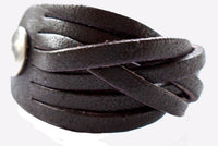 Cargar imagen en el visor de la galería, Lederarmband geflochten dunkelbraun breit verstellbar Armband Druckknopf unisex nickelfrei - chic-net.de
