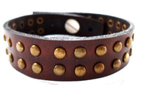 Cargar imagen en el visor de la galería, Lederarmbänder braun zweireihig goldene Nieten Brass schmales Armband Leder unisex nickelfrei - chic-net.de
