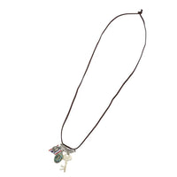 Load image into Gallery viewer, Lederband Kette braun goldfarben oxidiert Feder Schlüssel Amulett Katze - chic-net.de
