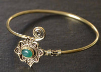 Load image into Gallery viewer, Messing Armreif antik gold grün Onyx Schnörkel verstellbar - chic-net.de
