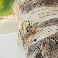 Load image into Gallery viewer, Messing Armreif antik golden Mondstein Maserung Schnörkel Herzen verstellbar - chic-net.de
