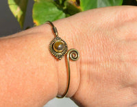 Load image into Gallery viewer, Messing Armreif antik goldenTigerauge Maserung rund Kugeln verstellbar - chic-net.de
