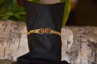 Load image into Gallery viewer, Messing Armreif golden braun Sandstein rund acht Zopfrand nickelfrei verstellbar antik Tribal - chic-net.de
