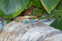 Load image into Gallery viewer, Messing Armreif golden Chalcedon hell rund Blume Zopfrand nickelfrei verstellbar antik Tribal Brass - chic-net.de
