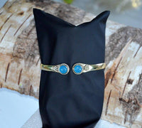 Load image into Gallery viewer, Messing Armreif golden Chalcedon hell rund Blume Zopfrand nickelfrei verstellbar antik Tribal Brass - chic-net.de
