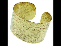 Cargar imagen en el visor de la galería, Messing Armreif golden gehämmert breit offen gerade 40 mm nickelfrei verstellbar antik Tribal - chic-net.de
