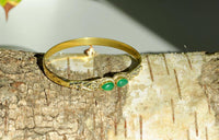 Cargar imagen en el visor de la galería, Messing Armreif golden Jade grün Spirale Tropfen Flechtrand nickelfrei verstellbar antik Tribal - chic-net.de
