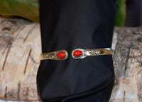 Load image into Gallery viewer, Messing Armreif golden Jaspis rot Spirale Tropfen Flechtrand nickelfrei verstellbar antik Tribal - chic-net.de
