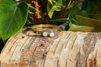 Load image into Gallery viewer, Messing Armreif golden Mondstein rund acht Zopfrand nickelfrei verstellbar antik Tribal Schmuck.
