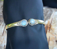 Load image into Gallery viewer, Messing Armreif golden Mondstein rund Blume Zopfrand nickelfrei verstellbar antik Tribal Schmuck - chic-net.de
