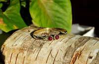 Load image into Gallery viewer, Messing Armreif golden Rubin rund Blume Zopfrand nickelfrei verstellbar antik Tribal Schmuck - chic-net.de
