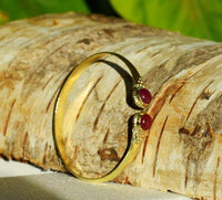 Load image into Gallery viewer, Messing Armreif golden Rubin rund Blume Zopfrand nickelfrei verstellbar antik Tribal Schmuck - chic-net.de
