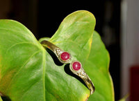 Load image into Gallery viewer, Messing Armreif golden Rubin rund Blume Zopfrand nickelfrei verstellbar antik Tribal Schmuck - chic-net.de
