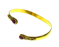 Load image into Gallery viewer, Messing Armreif golden Rubin Spirale Tropfen Flechtrand - chic-net.de
