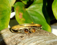 Load image into Gallery viewer, Messing Armreif golden Tigerauge rund acht Zopfrand nickelfrei verstellbar antik Tribal Schmuck - chic-net.de
