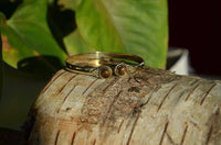 Load image into Gallery viewer, Messing Armreif golden Tigerauge rund Dreieck Zopfrand nickelfrei verstellbar antik Tribal Schmuck - chic-net.de
