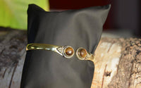 Load image into Gallery viewer, Messing Armreif golden Tigerauge rund Dreieck Zopfrand nickelfrei verstellbar antik Tribal Schmuck - chic-net.de
