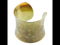 Cargar imagen en el visor de la galería, Messing konkav Armreif golden schraffiert breit gewölbt 62 mm nickelfrei verstellbar antik Tribal - chic-net.de
