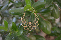 Load image into Gallery viewer, Messing Ohrringe halbe Blume filigran Messingbügel Verschluss antik golden Tribal Ohrhänger - chic-net.de
