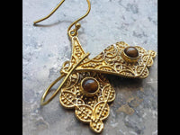 Load image into Gallery viewer, Messing Ohrringe Tigerauge Stein braun gold lang wellig - chic-net.de
