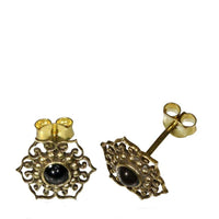 Cargar imagen en el visor de la galería, Messing Ohrstecker golden Onyx schwarz Inlay Blume Punkte Schnörkel - chic-net.de
