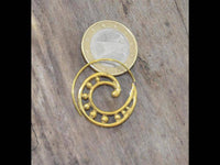 Load image into Gallery viewer, Messing Spirale Ohrringe Piercing Kugeln antik gold - chic-net.de
