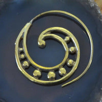 Load image into Gallery viewer, Messing Spirale Ohrringe Piercing Kugeln antik gold - chic-net.de
