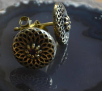 Load image into Gallery viewer, Messing Stein Ohrstecker antik gold Dahlie 10mm - chic-net.de
